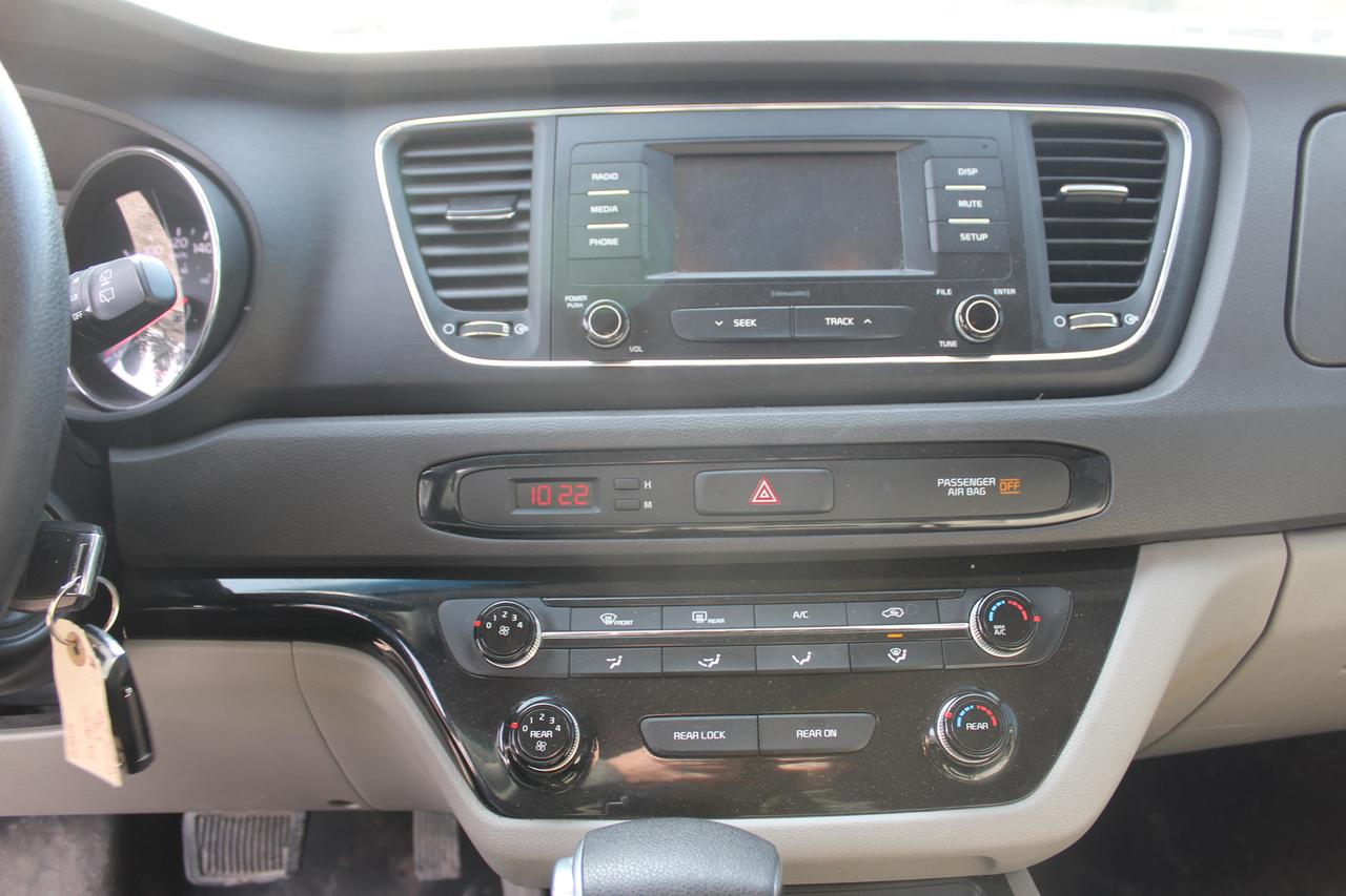 2017 Kia Sedona L Photo