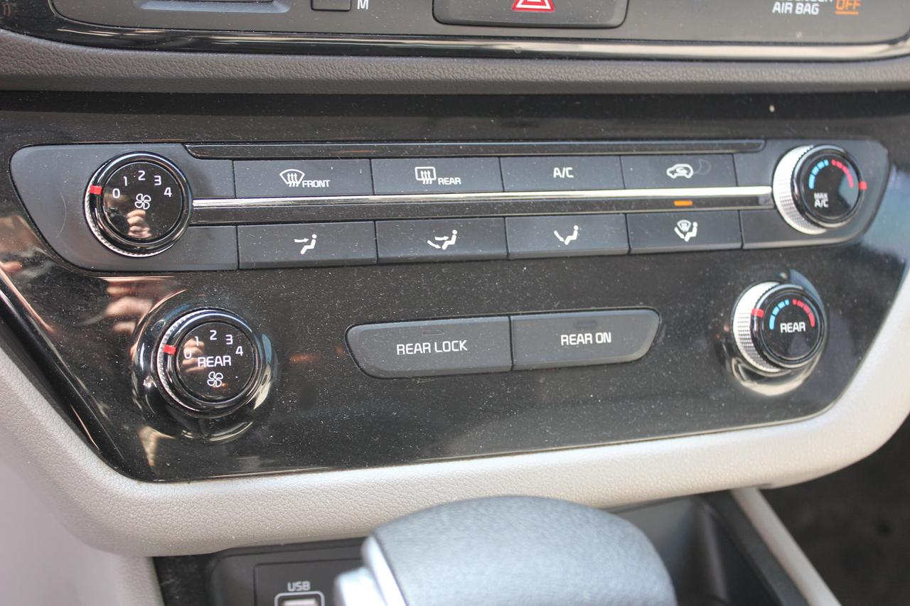 2017 Kia Sedona L Photo