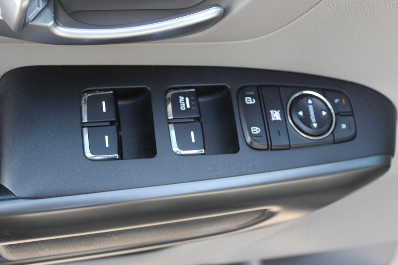 2017 Kia Sedona L Photo