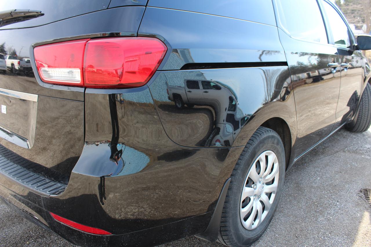 2017 Kia Sedona L Photo