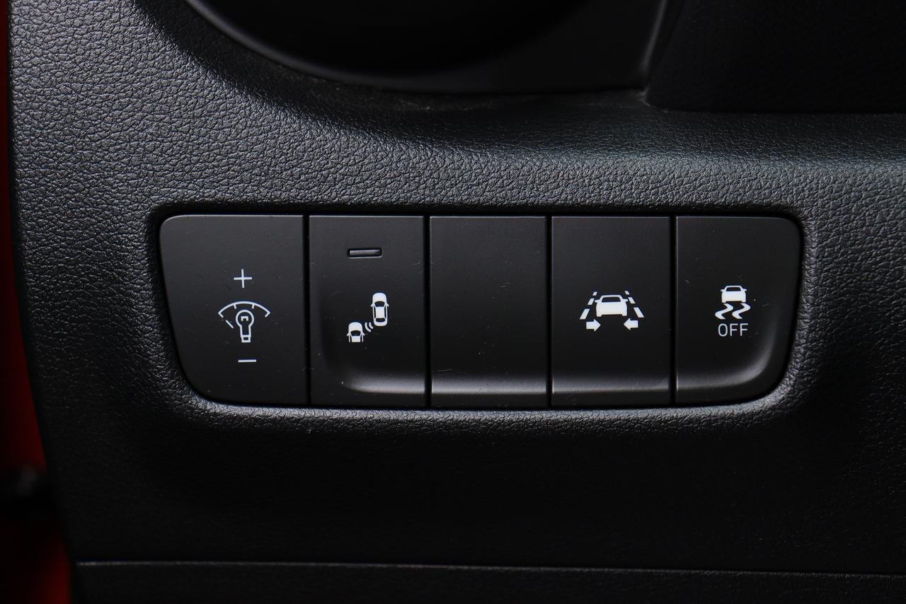 2018 Hyundai KONA Luxury | AWD | Leather | Roof | CarPlay | BSM | LA Photo22