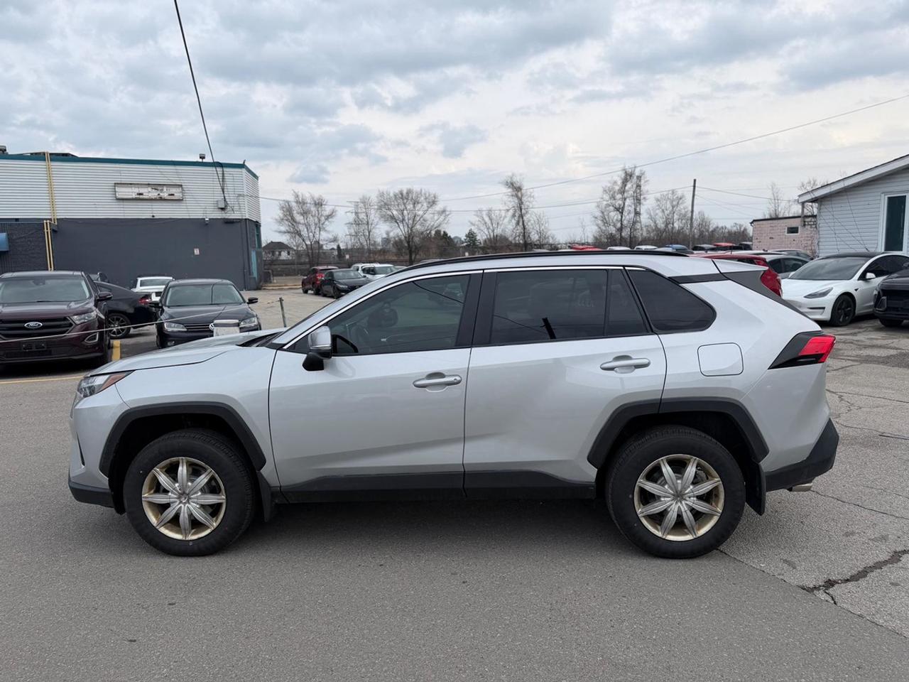 2024 Toyota RAV4 XLE Photo4