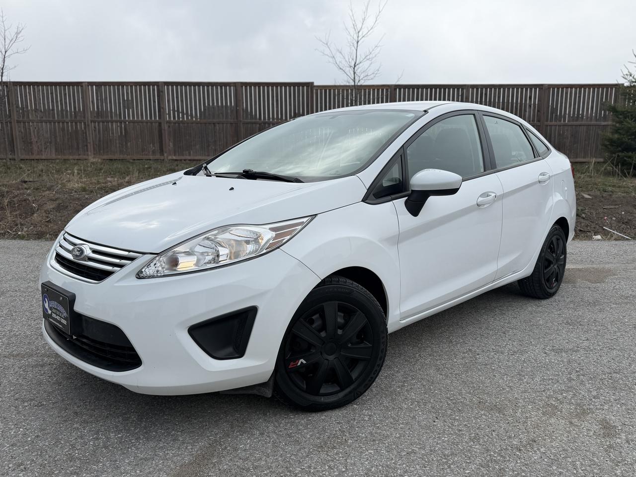 2013 Ford Fiesta SE - Photo #1