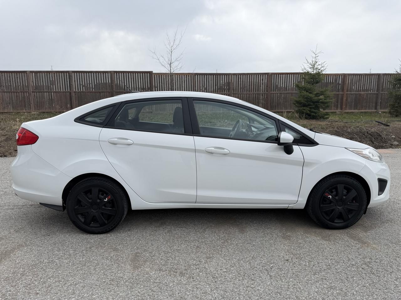 2013 Ford Fiesta SE Photo3