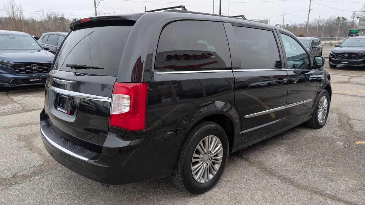 2016 Chrysler Town & Country Touring-L Front-wheel Drive Passenger Van Photo4