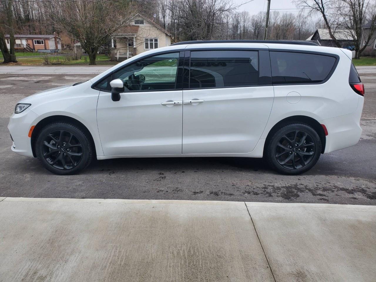 2023 Chrysler Pacifica TOURING L AWD Photo