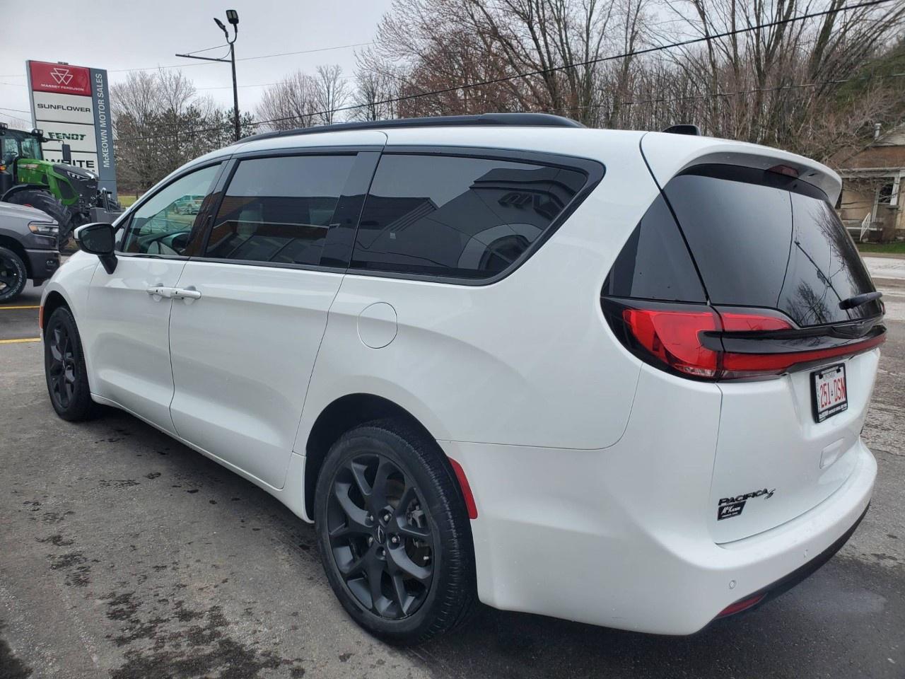 2023 Chrysler Pacifica TOURING L AWD Photo