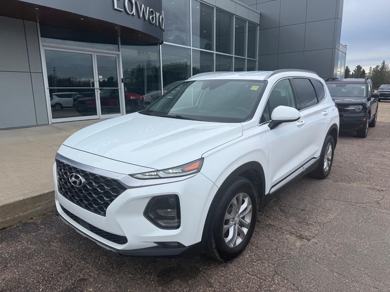 2019 Hyundai Santa Fe Essential w/Safety Package (A8) 4dr All-Wheel Drive Photo4