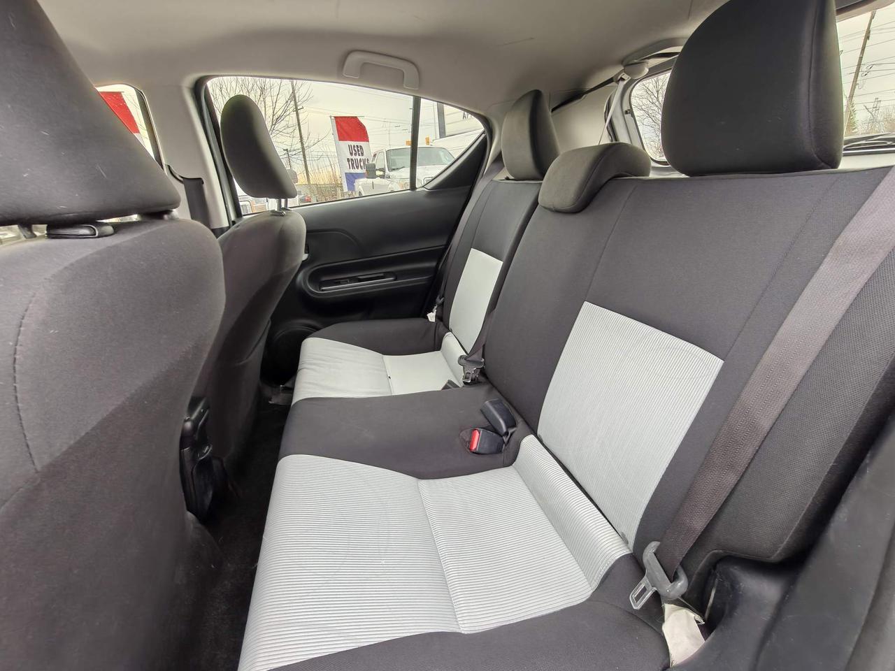 2017 Toyota Prius c Base 5dr Hatchback Photo3