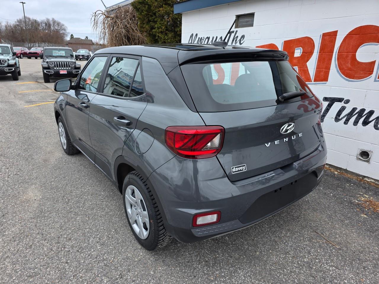 2024 Hyundai Venue Essential w/Two-Tone 4dr Front-Wheel Drive Photo