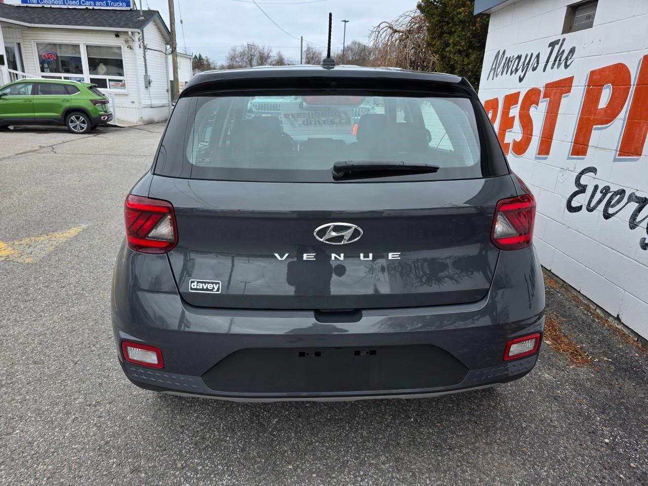 2024 Hyundai Venue Essential w/Two-Tone 4dr Front-Wheel Drive Photo