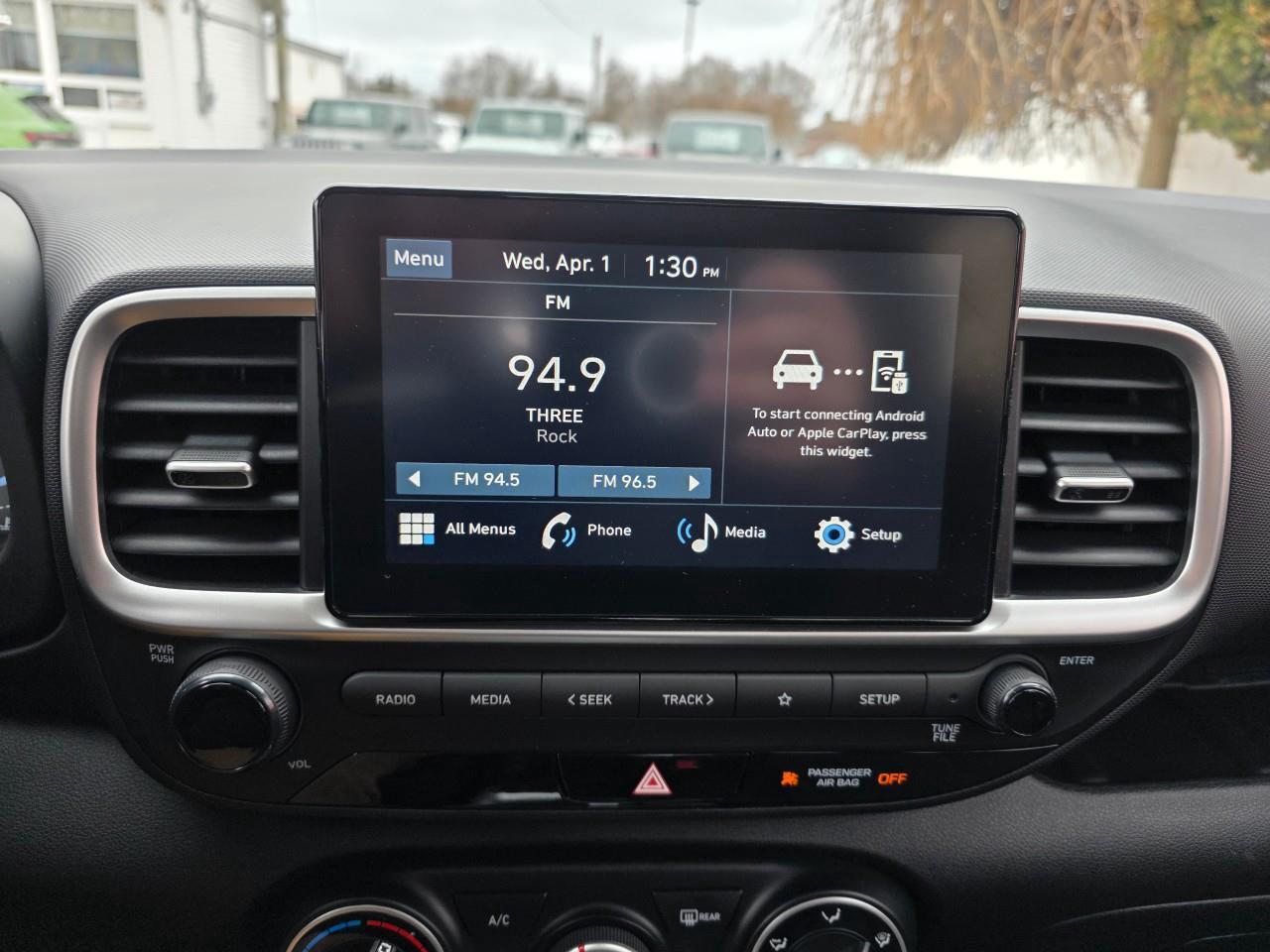 2024 Hyundai Venue Essential w/Two-Tone 4dr Front-Wheel Drive Photo