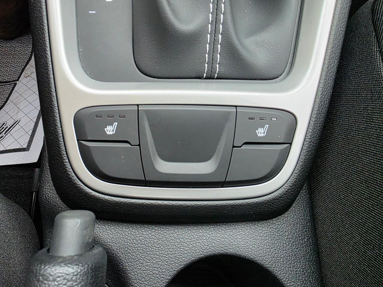 2024 Hyundai Venue Essential w/Two-Tone 4dr Front-Wheel Drive Photo