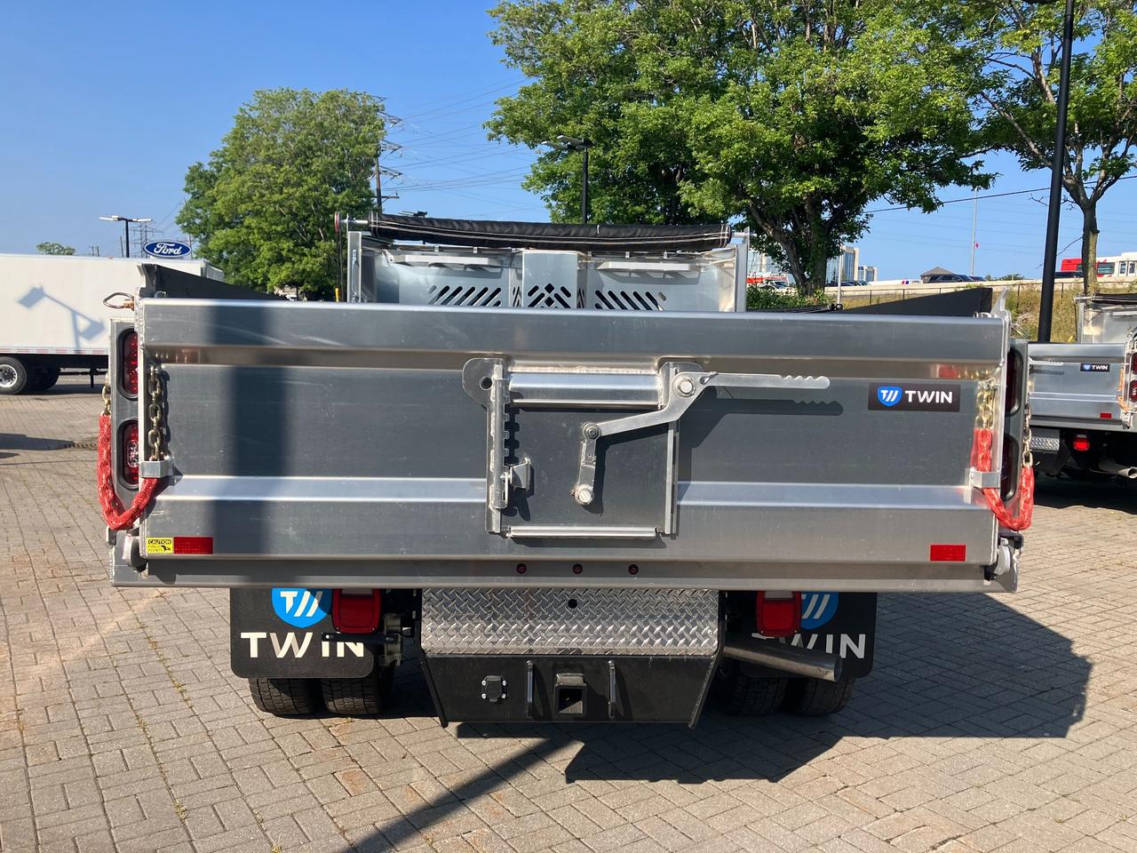 2025 Ford F-550 Chassis XL 4x4 SD Crew Cab 203 in. WB DRW Photo4