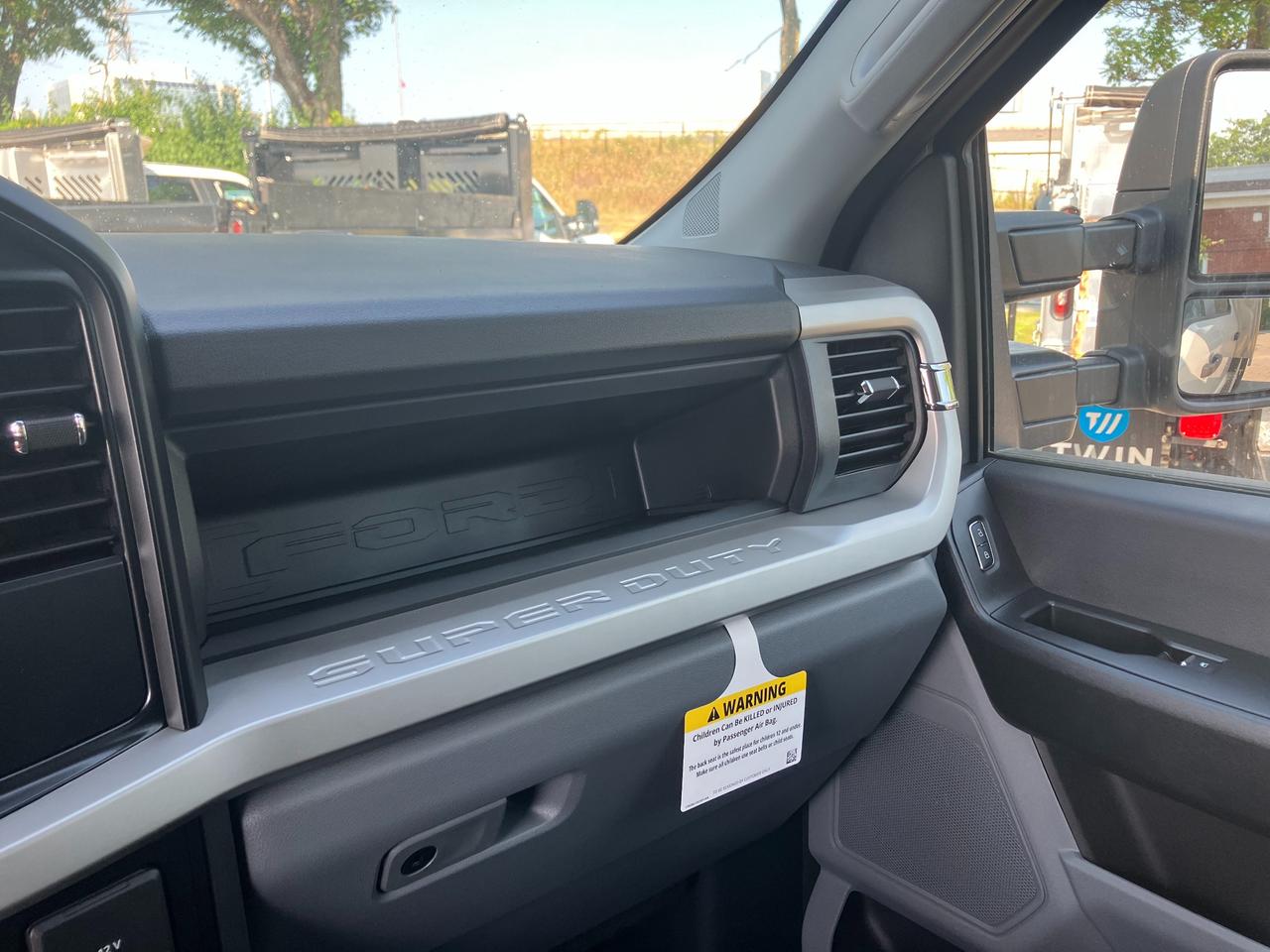 2025 Ford F-550 Chassis XL 4x4 SD Crew Cab 203 in. WB DRW Photo