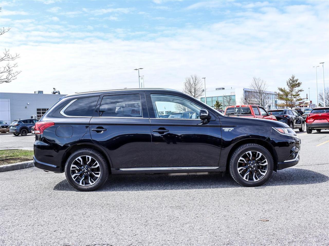 2018 Mitsubishi Outlander Plug-In Hybrid SE 4dr AWC Photo2