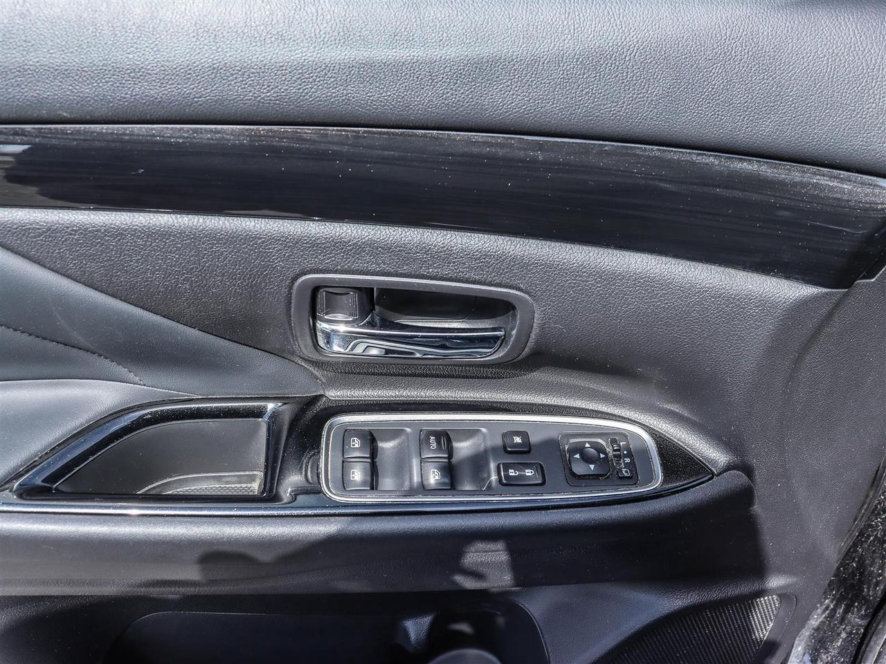 2018 Mitsubishi Outlander Plug-In Hybrid SE 4dr AWC Photo