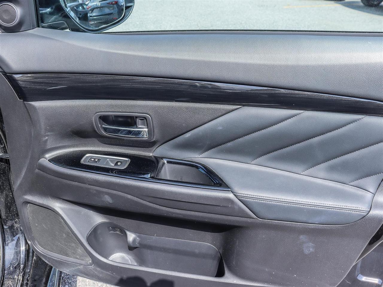 2018 Mitsubishi Outlander Plug-In Hybrid SE 4dr AWC Photo