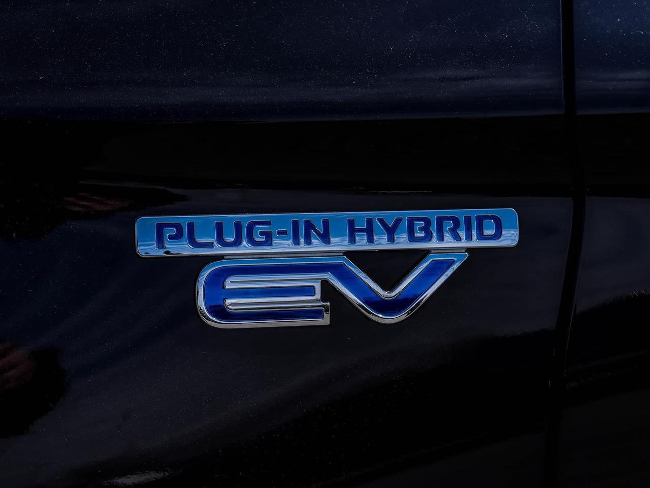 2018 Mitsubishi Outlander Plug-In Hybrid SE 4dr AWC Photo