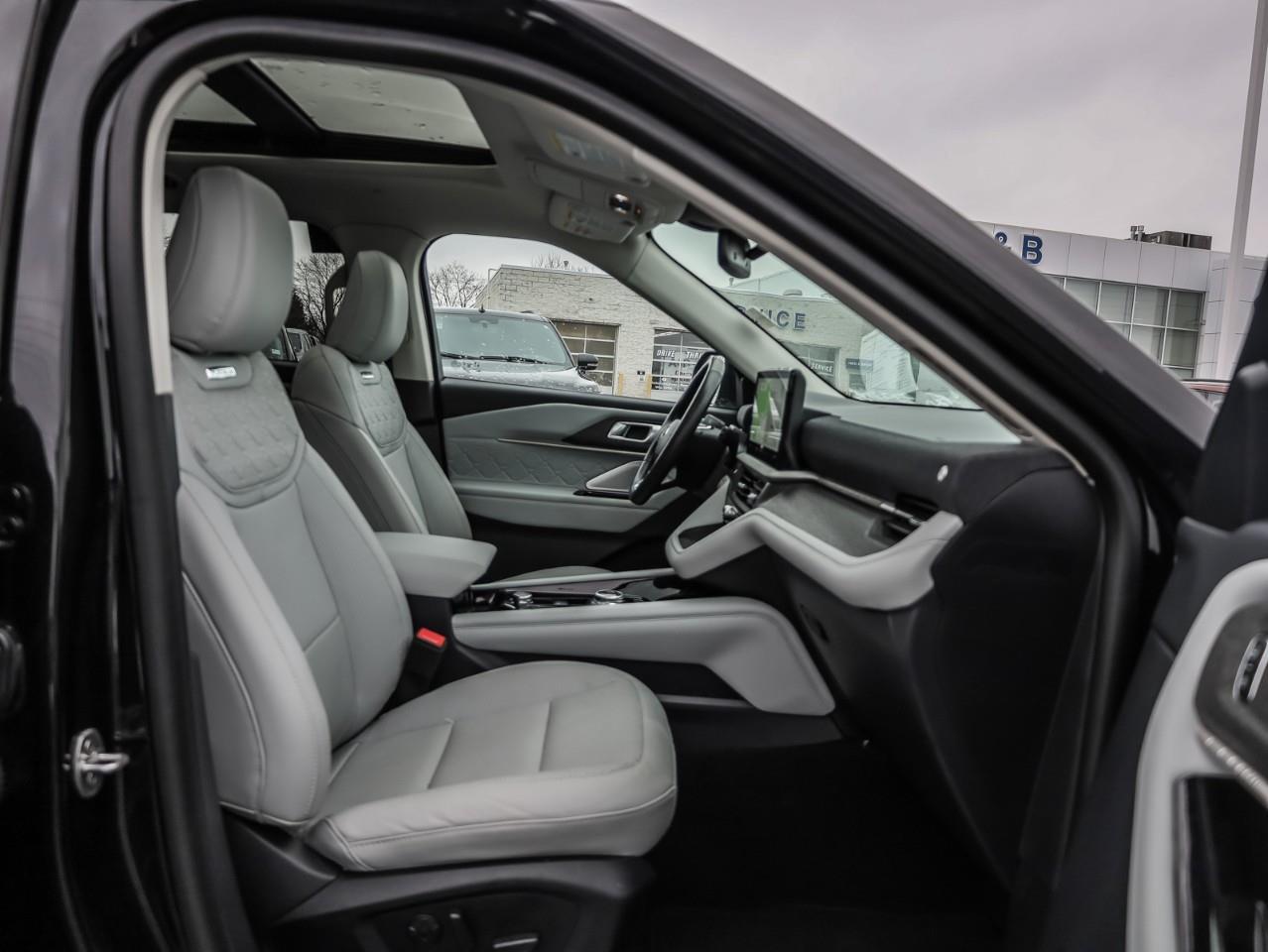 2025 Ford Explorer Platinum 4dr 4x4 Photo
