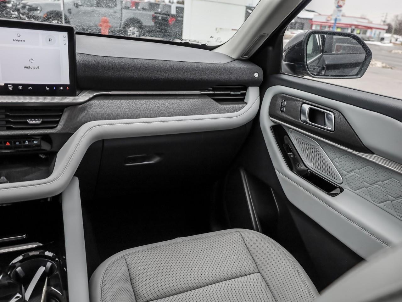 2025 Ford Explorer Platinum 4dr 4x4 Photo