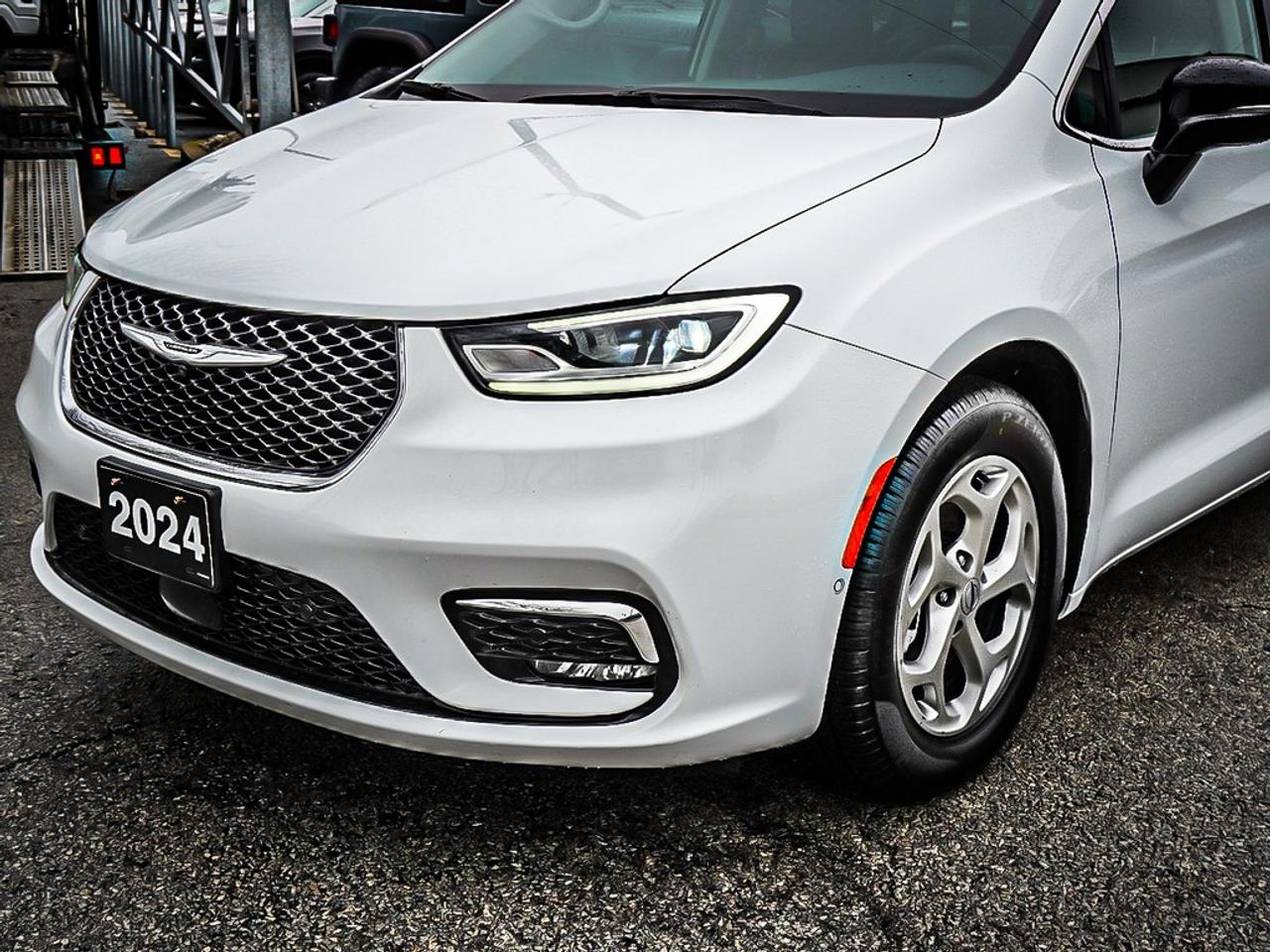 2024 Chrysler Pacifica  Photo3