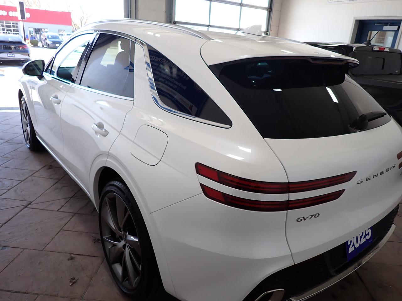 2025 Genesis GV70 2.5T Advanced Plus AWD LEATHER NAVI SUNROOF Photo