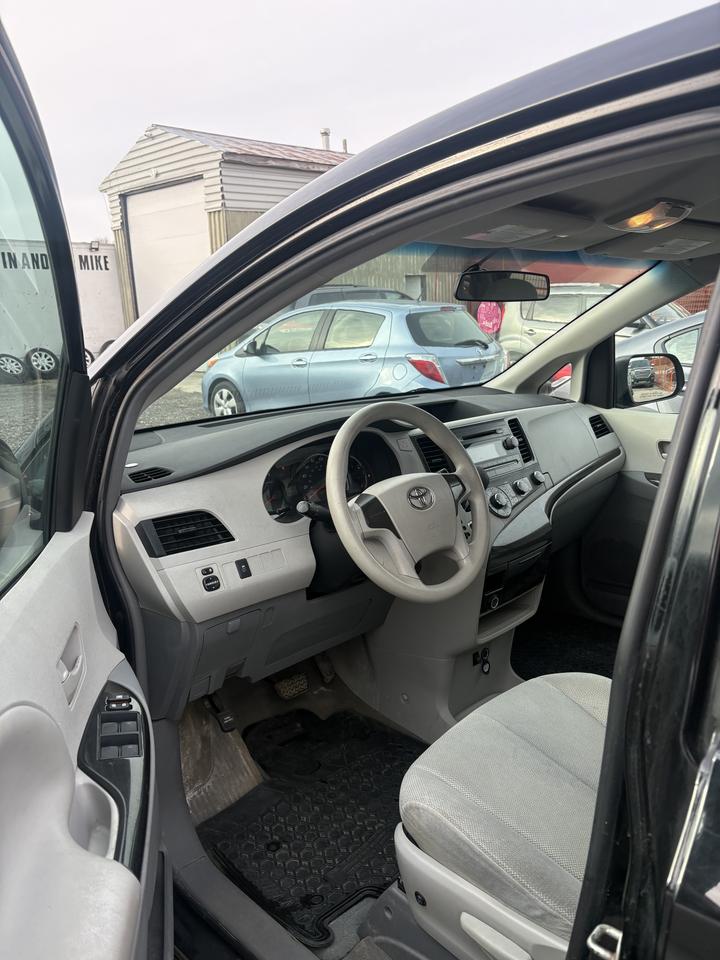 2013 Toyota Sienna LE Photo