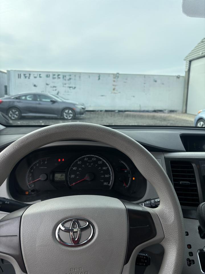 2013 Toyota Sienna LE Photo