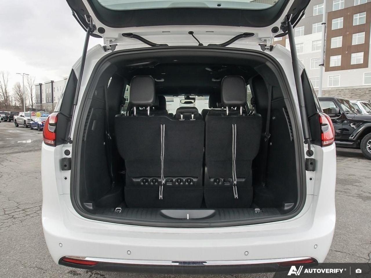 2026 Chrysler Pacifica Select Front-Wheel Drive Passenger Van Photo