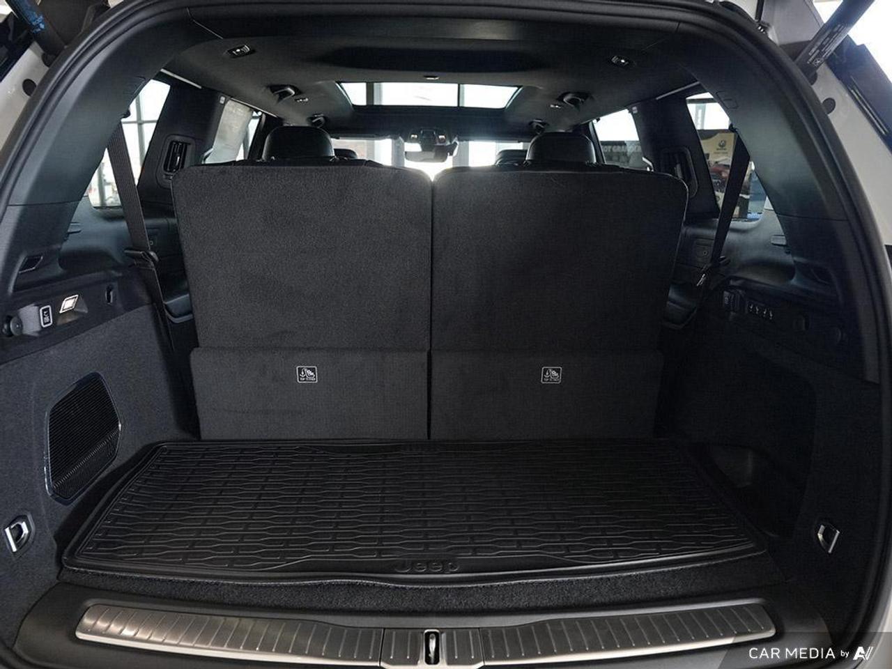 2025 Jeep Grand Cherokee L Summit 4dr 4x4 Photo