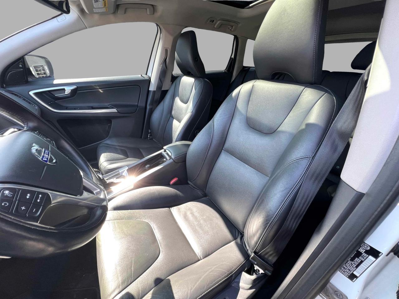 2015 Volvo XC60 T6 Premier Plus Photo