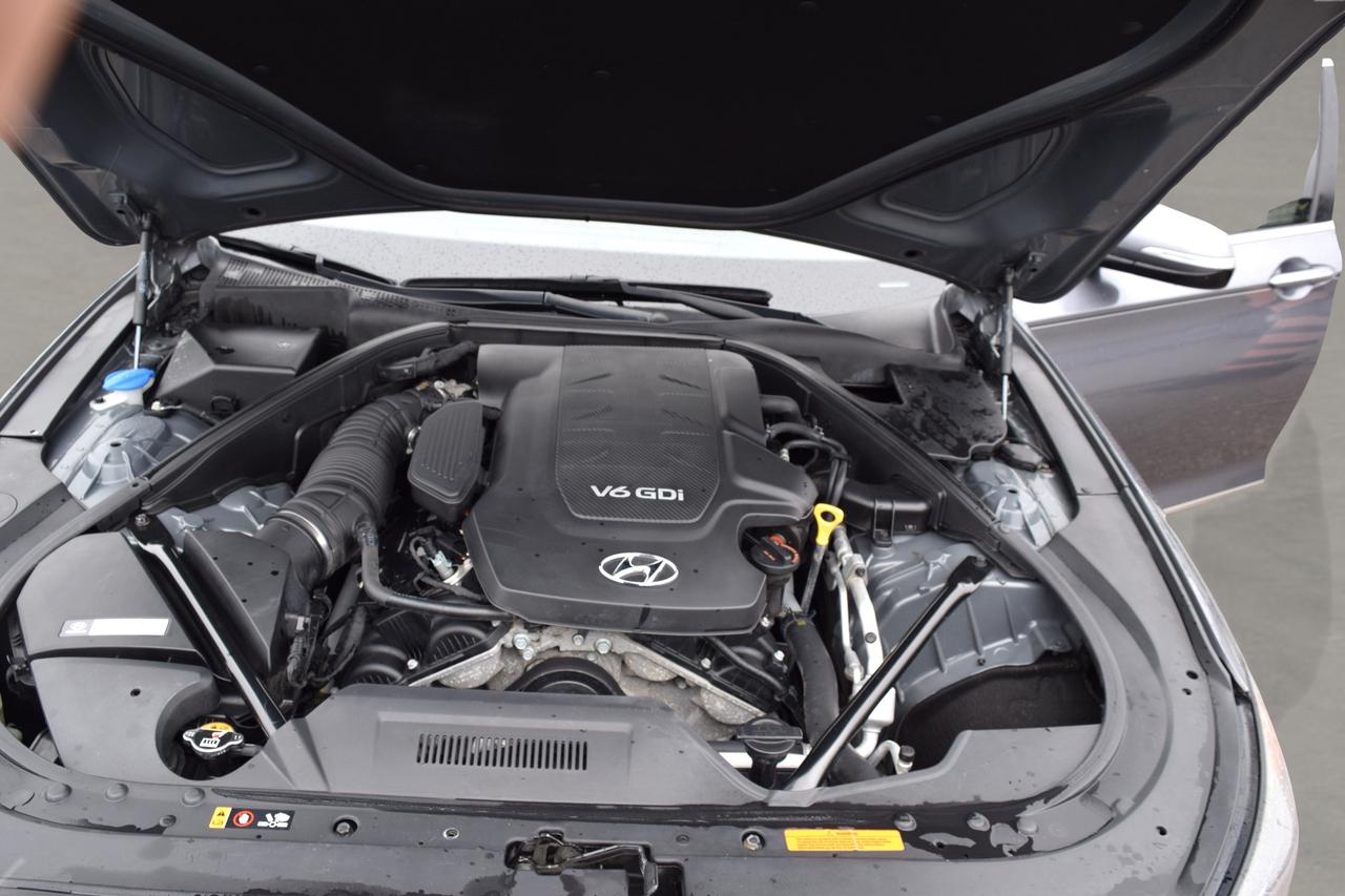 2015 Hyundai Genesis Premium AWD Navigation Photo