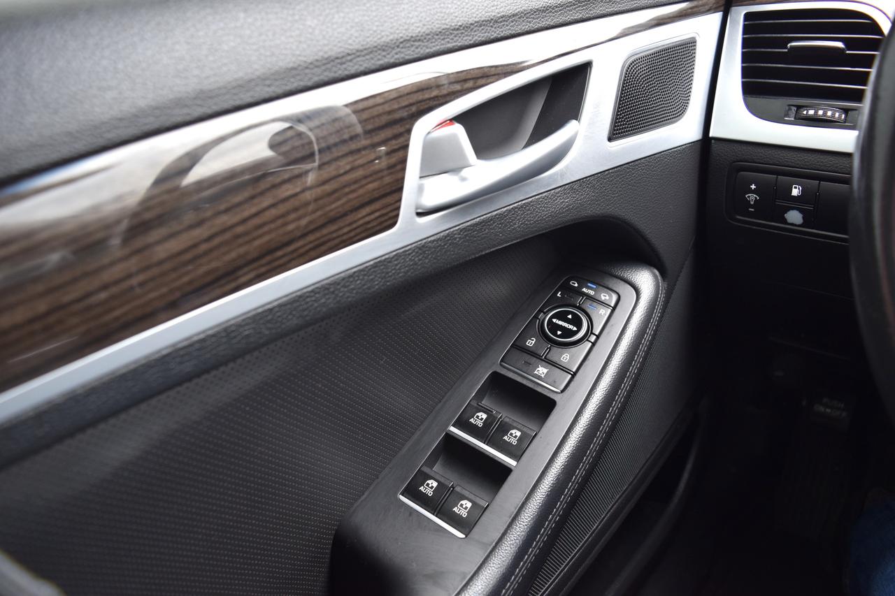 2015 Hyundai Genesis Premium AWD Navigation Photo