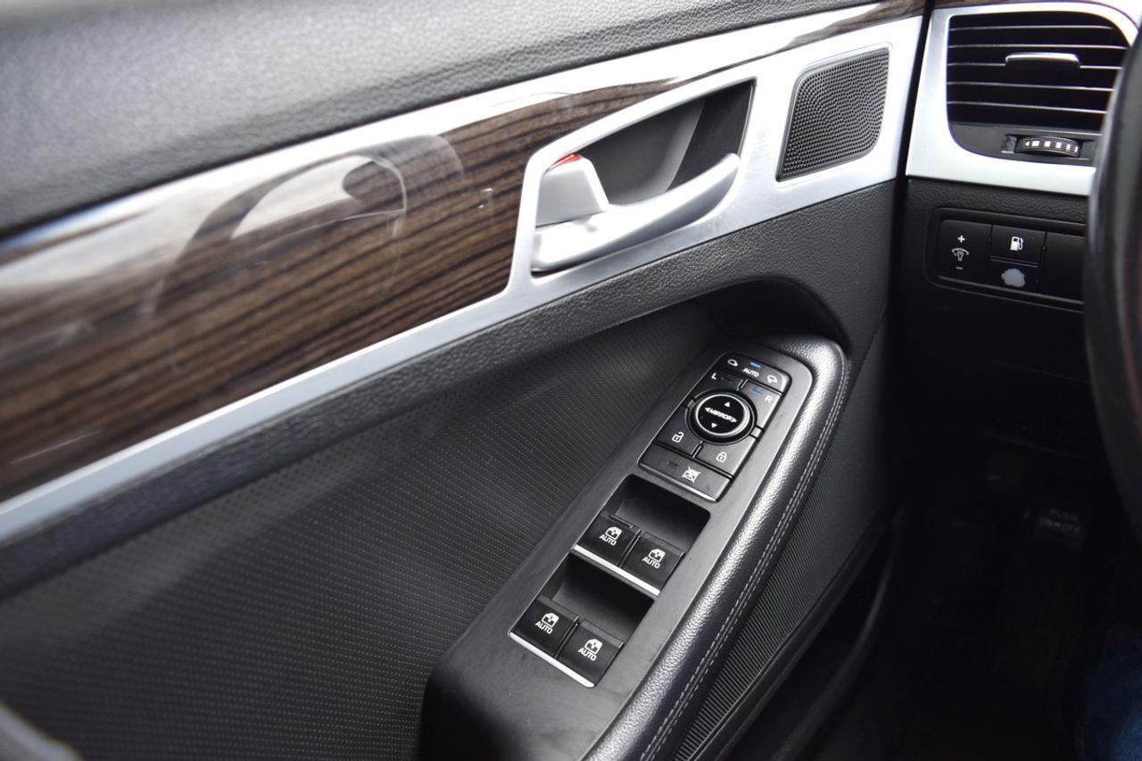 2015 Hyundai Genesis Premium AWD Navigation Photo