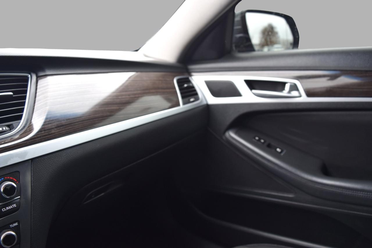 2015 Hyundai Genesis Premium AWD Navigation Photo