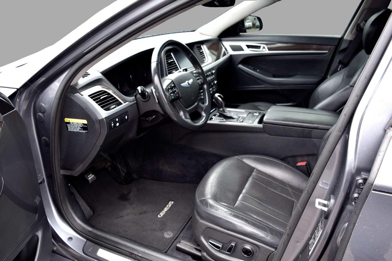 2015 Hyundai Genesis Premium AWD Navigation Photo