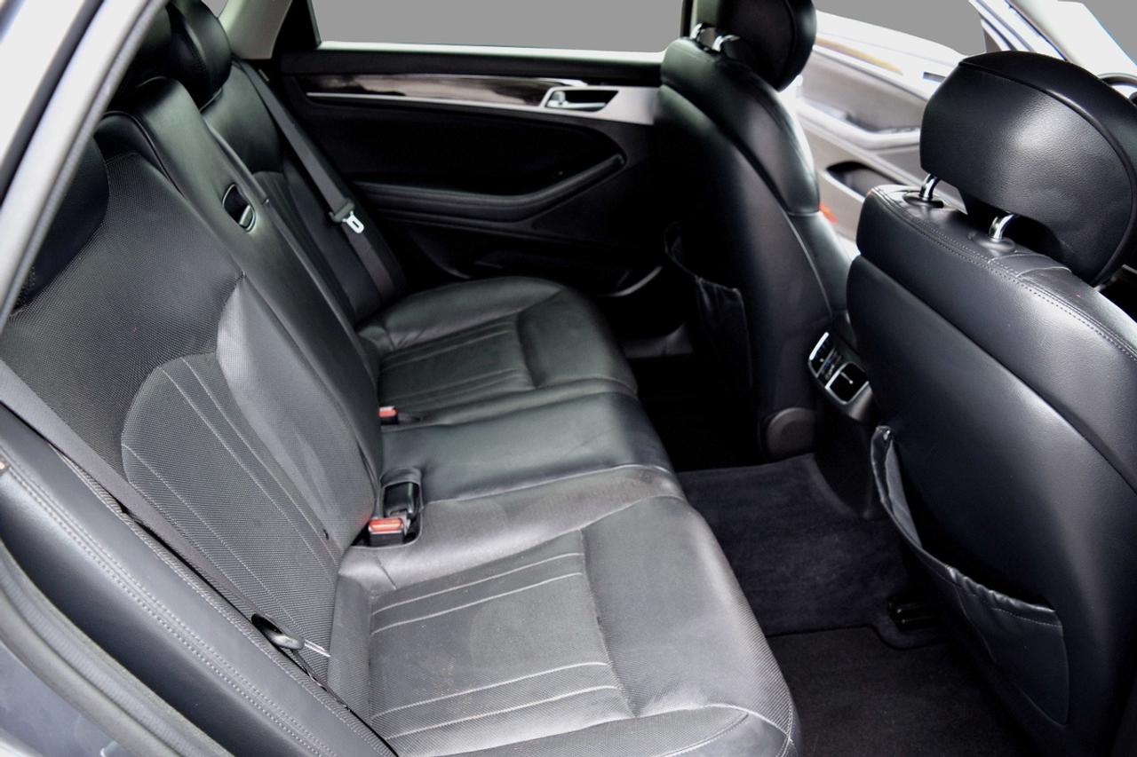 2015 Hyundai Genesis Premium AWD Navigation Photo