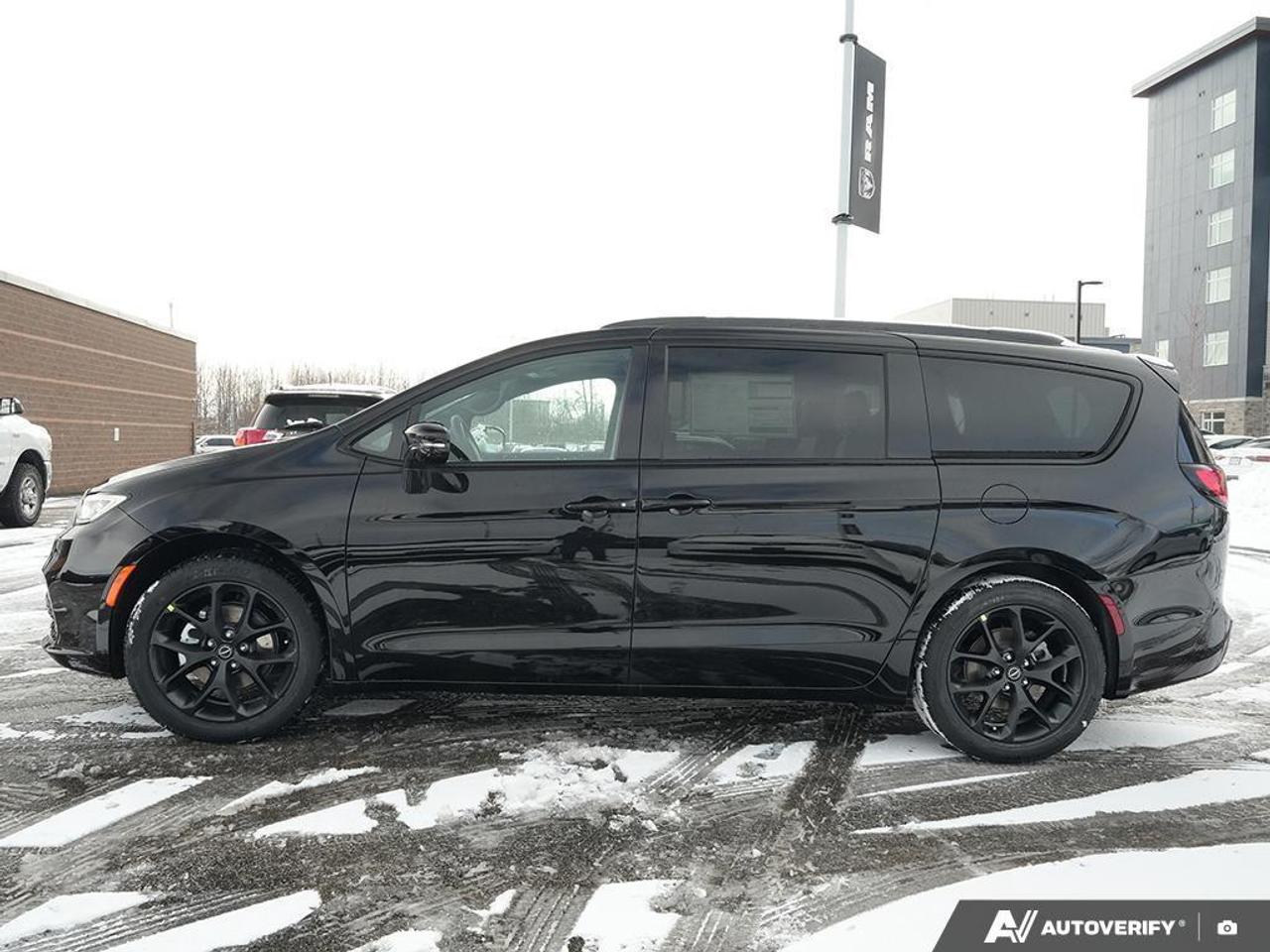 2026 Chrysler Pacifica Select Front-Wheel Drive Passenger Van Photo