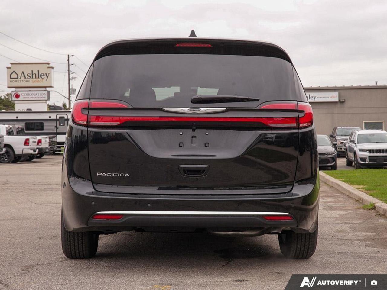 2026 Chrysler Pacifica Select Front-Wheel Drive Passenger Van Photo4