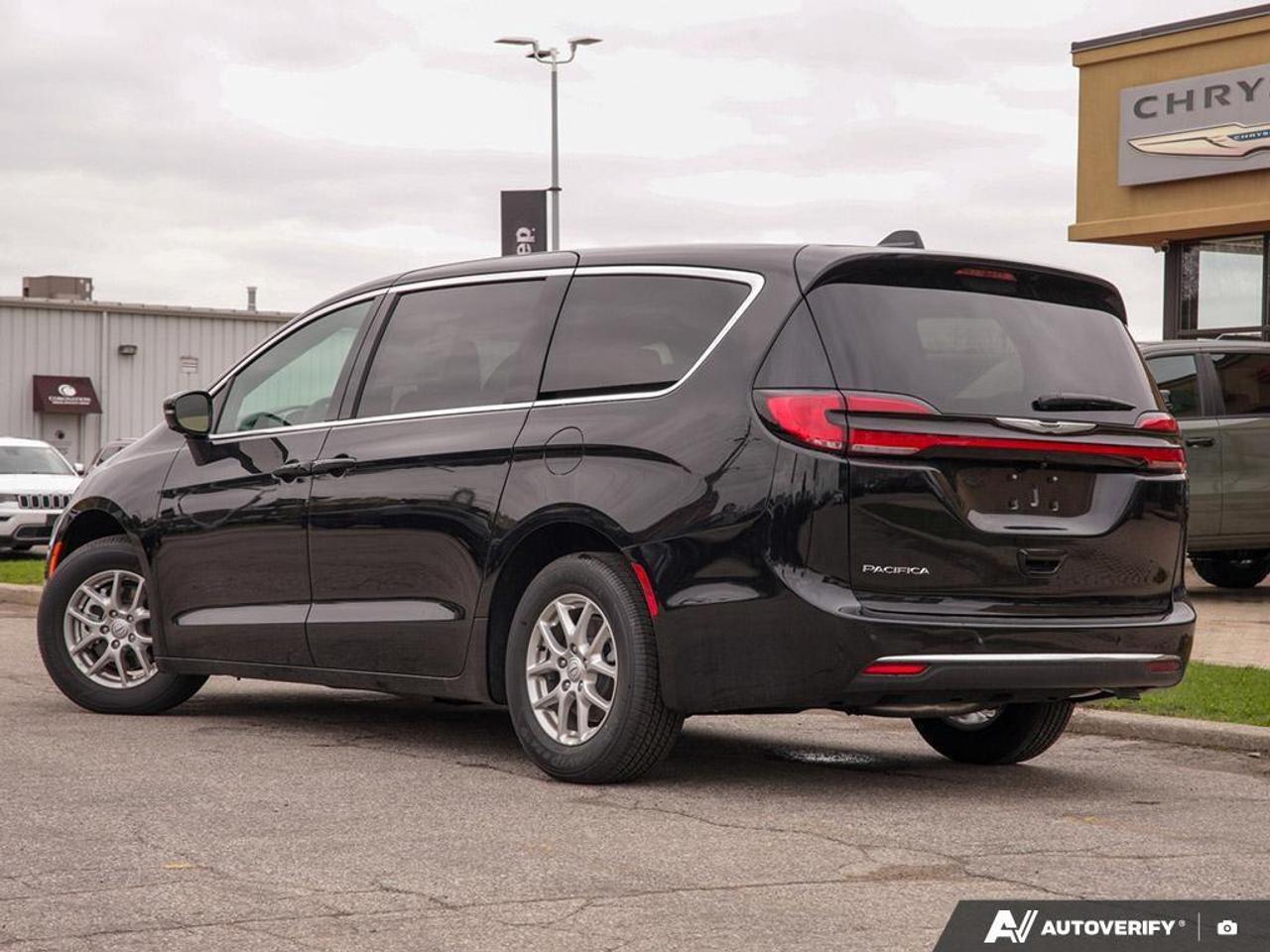 2026 Chrysler Pacifica Select Front-Wheel Drive Passenger Van Photo3