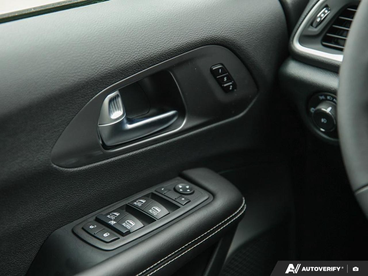 2026 Chrysler Pacifica Select Front-Wheel Drive Passenger Van Photo
