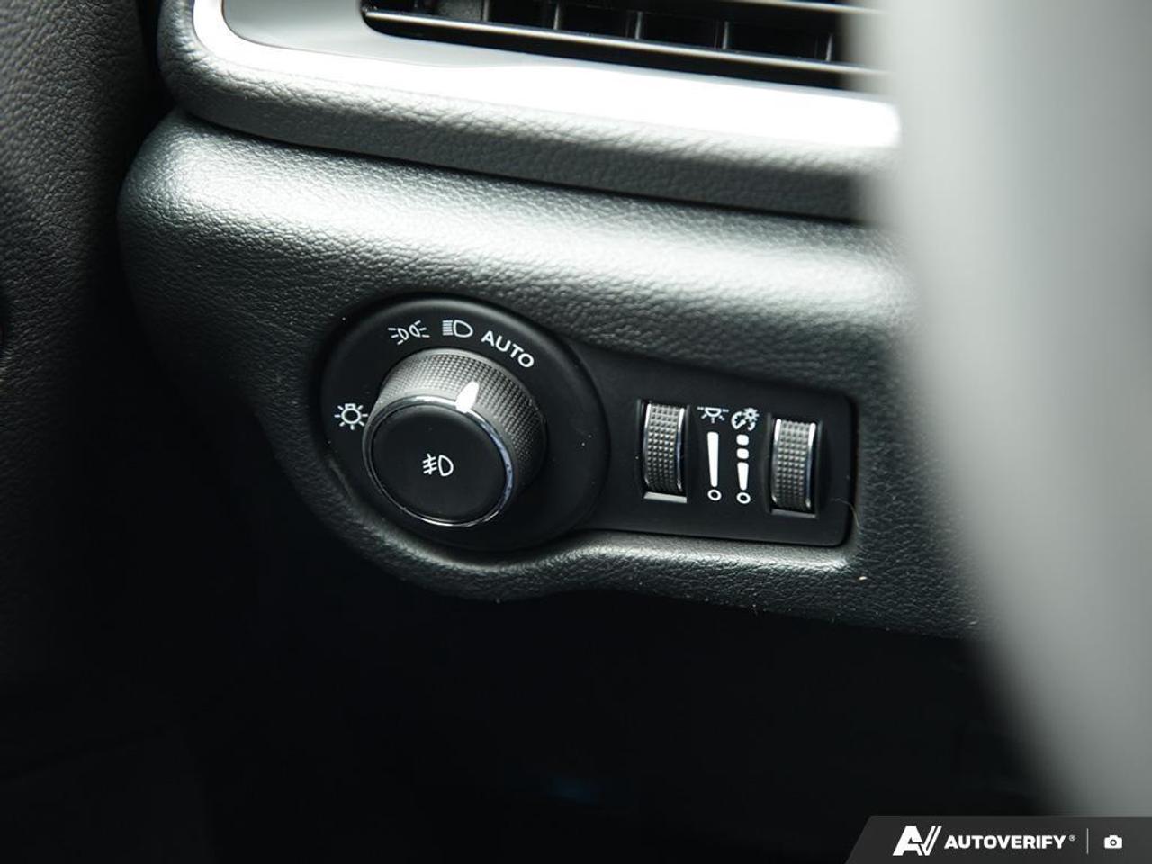 2026 Chrysler Pacifica Select Front-Wheel Drive Passenger Van Photo