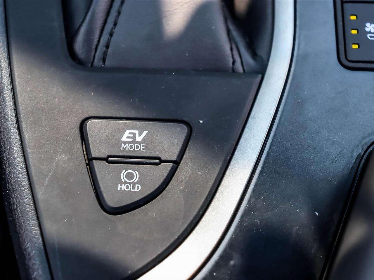2024 Lexus UX PREMIUM HYBRID AWD ADAPTIVE CRUISE Photo