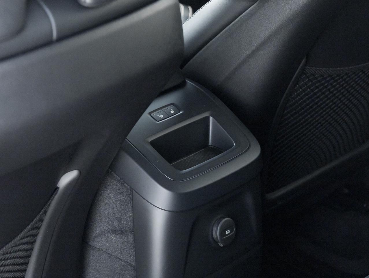 2022 Volvo XC60 Recharge T8 eAWD PHEV R-Design  NEW TIRES  VOLVO CPO Photo