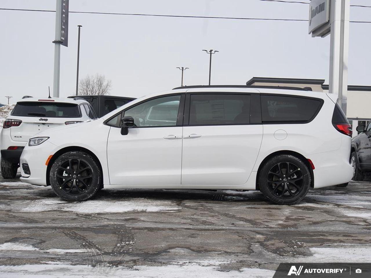 2026 Chrysler Pacifica Select Front-Wheel Drive Passenger Van Photo2