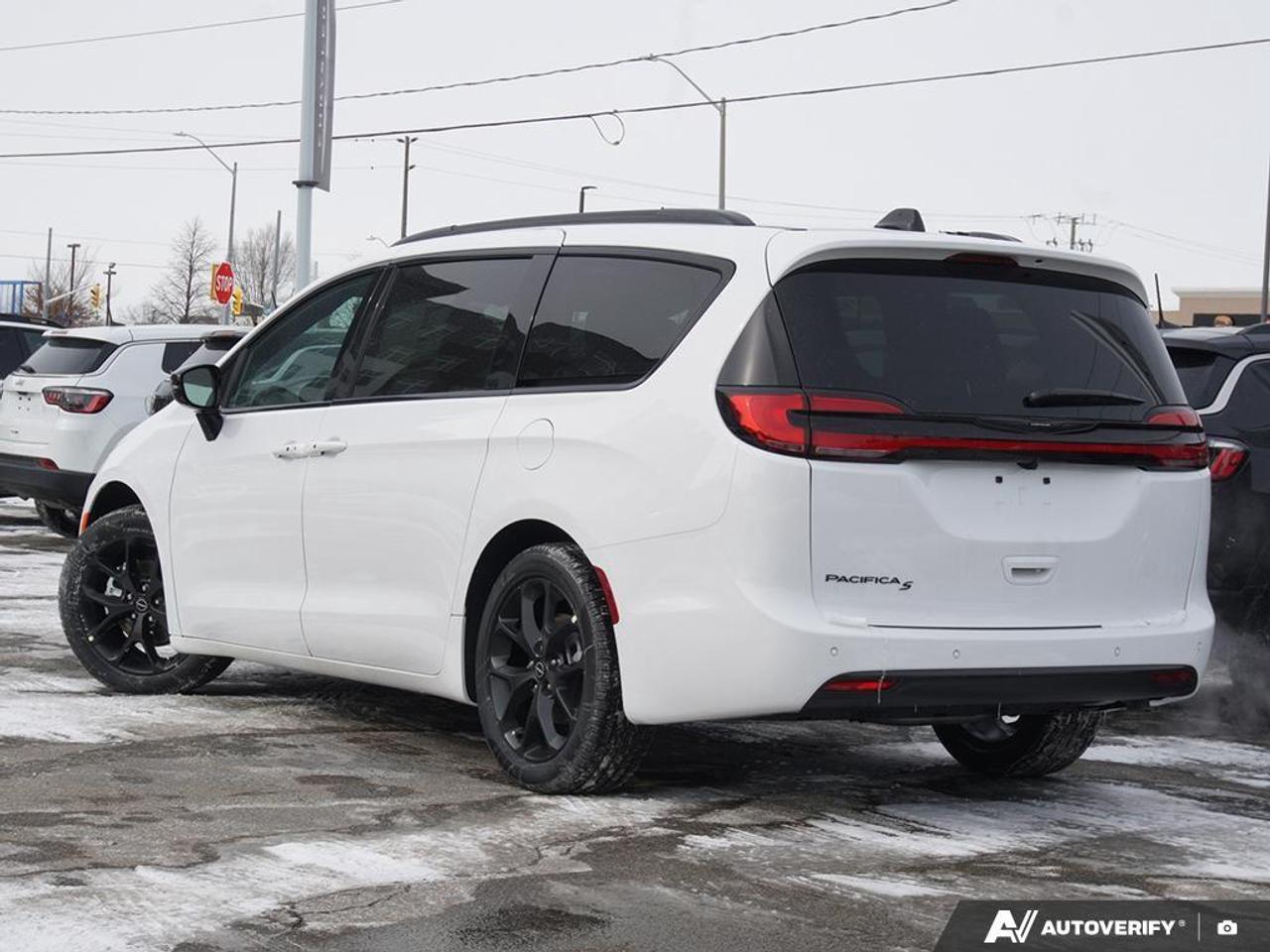 2026 Chrysler Pacifica Select Front-Wheel Drive Passenger Van Photo3