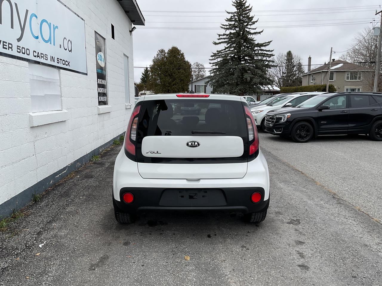 2017 Kia Soul LX (M6) 4dr Hatchback Photo3