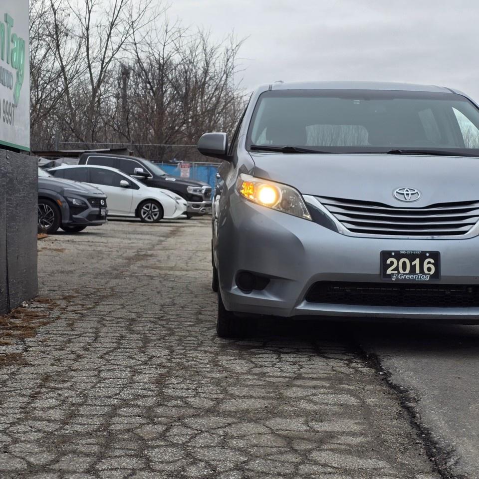 2016 Toyota Sienna 5dr LE 7-Pass AWD Photo3