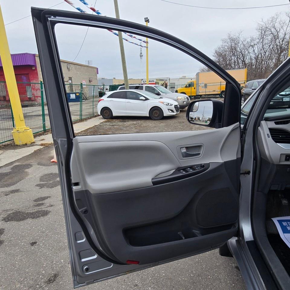 2016 Toyota Sienna 5dr LE 7-Pass AWD Photo